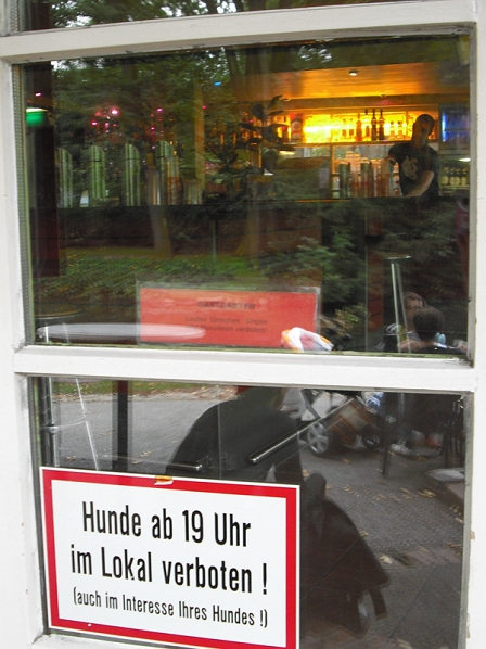 Eingangstür zum Parkhouse mit einem Schild, das Hunde nach 19 Uhr im Lokal verbietet. Auch im Interesse der Hunde.